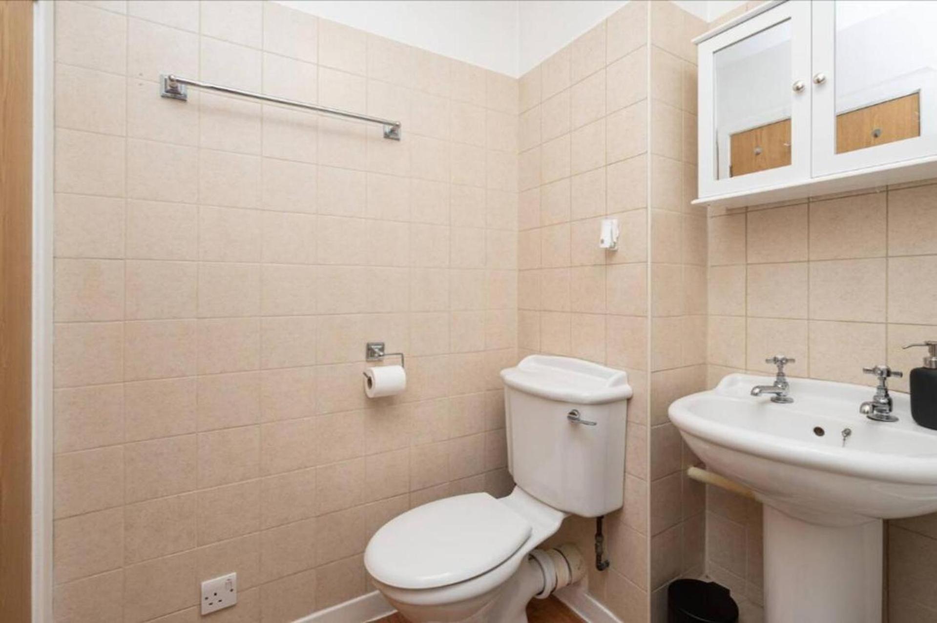 Cosy With Parking Apartament